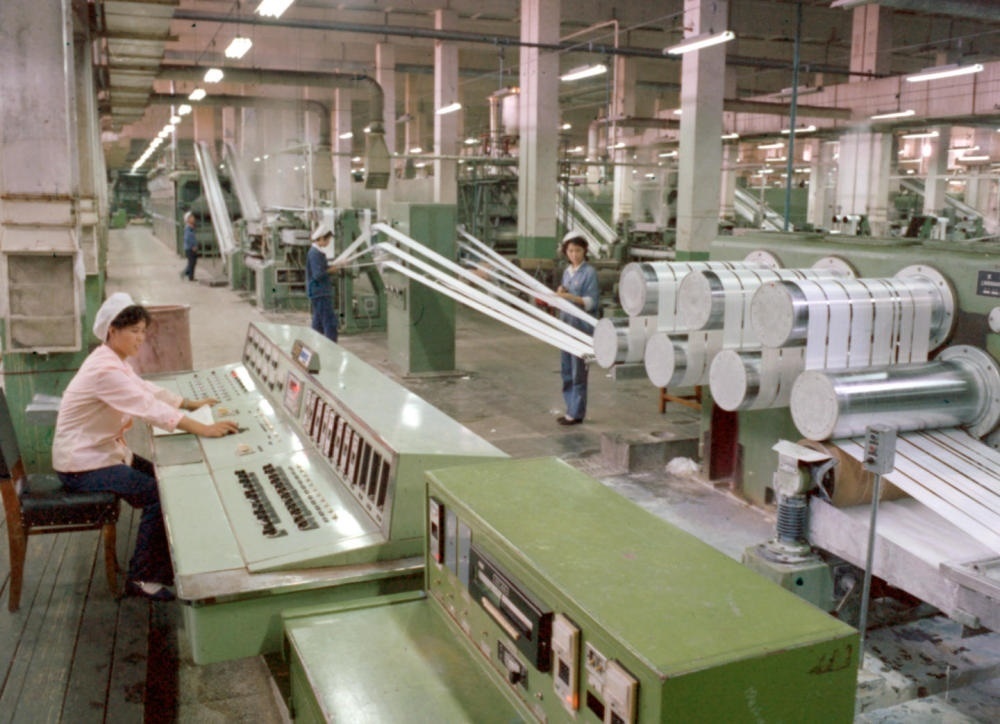 1981年，東北遼陽石油化學纖維廠抽絲車間一角。新華社發(fā)