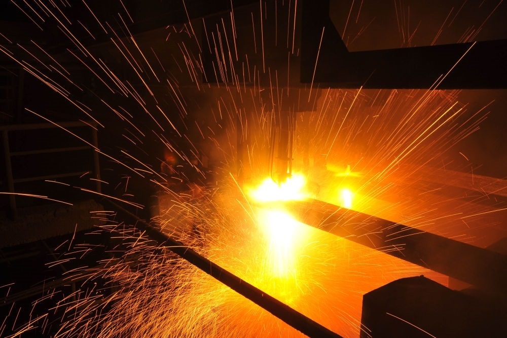 2015年3月10日，東北特鋼集團大連基地生產(chǎn)的合金鋼連鑄坯進行定尺切割。新華社發(fā)