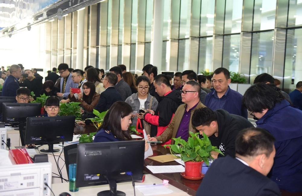2017年4月10日，中國（遼寧）自由貿(mào)易試驗區(qū)沈陽片區(qū)揭牌當日，眾多企業(yè)咨詢注冊。新華社記者楊青攝