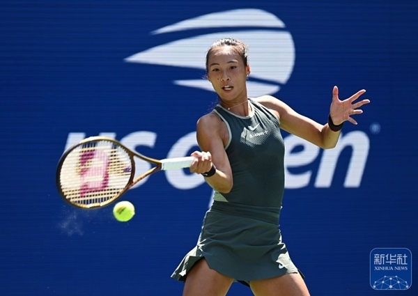 鄭欽文在比賽中回球。新華社記者 李睿 攝