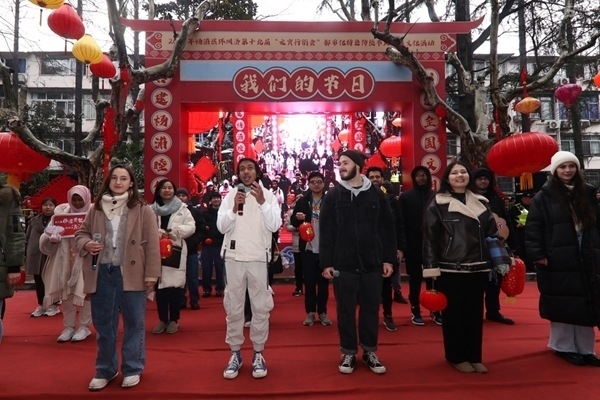 “熊貓叨叨”團隊參加上海四平社區(qū)“元宵行街會”。