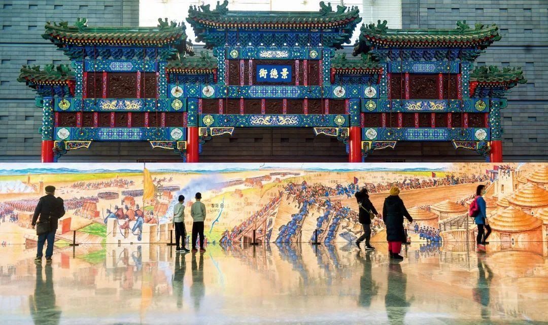 △2022年1月，觀眾在首都博物館參觀“穿越時(shí)空的大運(yùn)河”數(shù)字影像展。