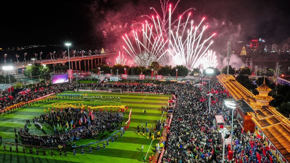 2024全國“村晚”示范展示活動暨貴州“村超村晚”舉行音樂煙花秀表演（無人機照片，2024年2月3日攝）。新華社記者 劉續(xù) 攝