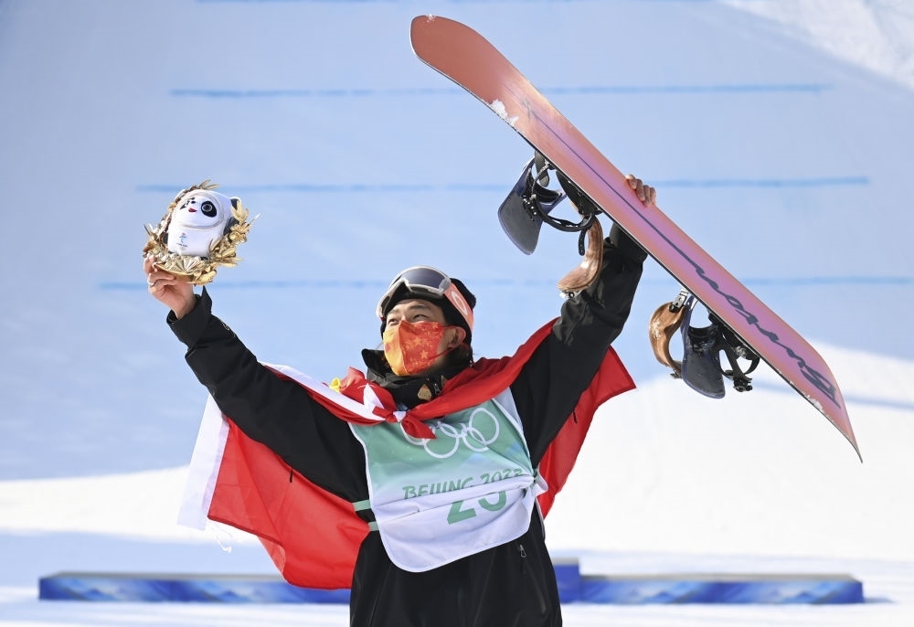 蘇翊鳴在北京2022年冬奧會單板滑雪男子大跳臺決賽奪冠后慶祝（2022年2月15日攝）。新華社記者 黃宗治 攝