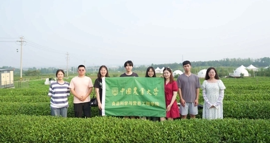 在山東日照，中國農(nóng)業(yè)大學(xué)食品學(xué)院實(shí)踐團(tuán)就農(nóng)業(yè)生產(chǎn)智能化設(shè)備、肥料選用等問題開展實(shí)地調(diào)研，并面向300余名村民陸續(xù)開展4次科普宣講。校方供圖