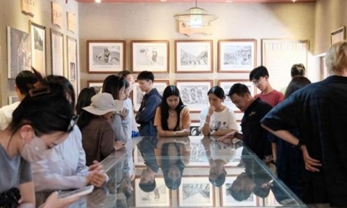 同學(xué)們觀摩文旅設(shè)計(jì)。校方供圖