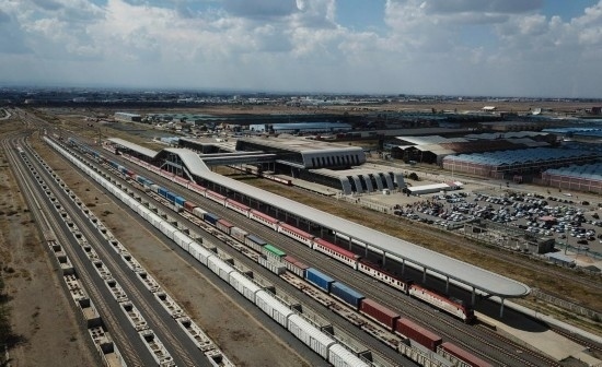 這是2023年9月在肯尼亞首都內(nèi)羅畢拍攝的蒙內(nèi)鐵路內(nèi)羅畢站（無(wú)人機(jī)照片）。新華社記者 韓旭 攝