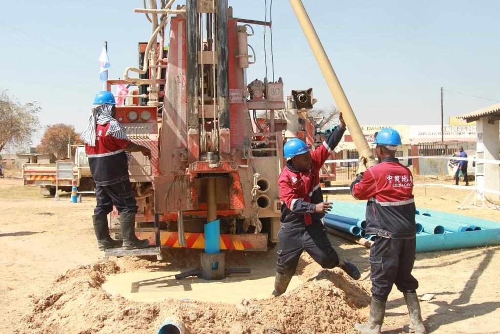 7月22日，工人在津巴布韋東馬紹納蘭省舉行的中國援津巴布韋300口水井項目開工儀式上鉆井。新華社發(fā)