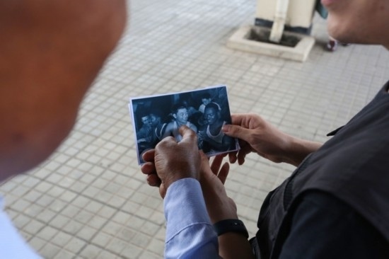 恩貢亞尼在看坦贊鐵路建設(shè)時期拍攝的老照片。