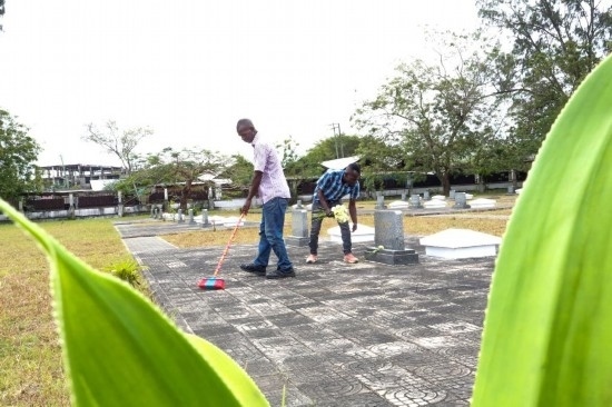 8月12日，姆薩菲里·奧馬里（右）和同事在援坦中國專家公墓打掃。