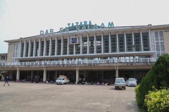 坦贊鐵路始發(fā)站達(dá)累斯薩拉姆站外景。