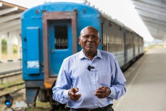  坦贊鐵路退休列車司機(jī)恩貢亞尼在達(dá)累斯薩拉姆站。