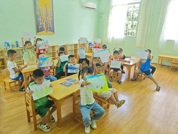 孩子們在公益托管班上畫畫課。莫菲菲攝