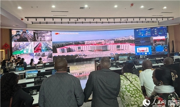 研討班一行在塔山煤礦參觀。人民網(wǎng) 曹欣悅攝