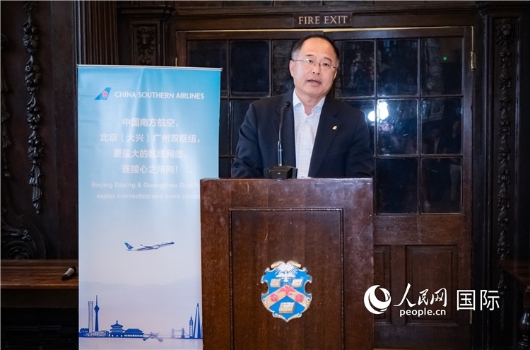 圖為中國(guó)駐倫敦旅游辦事處主任張力致辭。人民網(wǎng) 郭錦標(biāo)攝