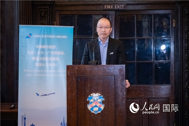 圖為中國(guó)南方航空倫敦營(yíng)業(yè)部總經(jīng)理陳珂致辭。人民網(wǎng) 郭錦標(biāo)攝