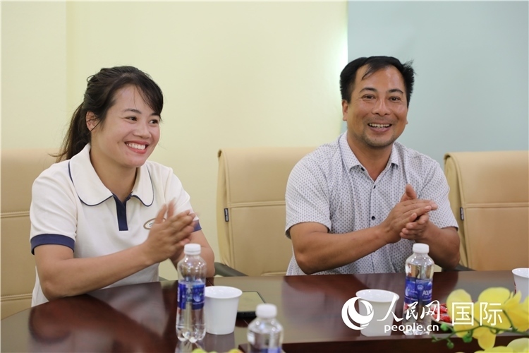 越南沙巴市黃連寄宿制民族小學(xué)老師阮氏秋姮、阮文享。人民網(wǎng)記者簡承淵攝