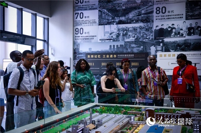 2024“一帶一路”媒體合作論壇聯(lián)合采訪調(diào)研行成員在東郊記憶園區(qū)參觀采訪。本報(bào)記者 伊霄攝