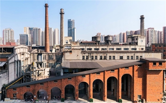 在原成都國(guó)營(yíng)紅光電子管廠舊址上改建而成的東郊記憶園區(qū)南大門。大門既保留了老工業(yè)區(qū)的風(fēng)貌，又融入了現(xiàn)代審美和創(chuàng)意，成為了園區(qū)一大亮點(diǎn)。資料圖片