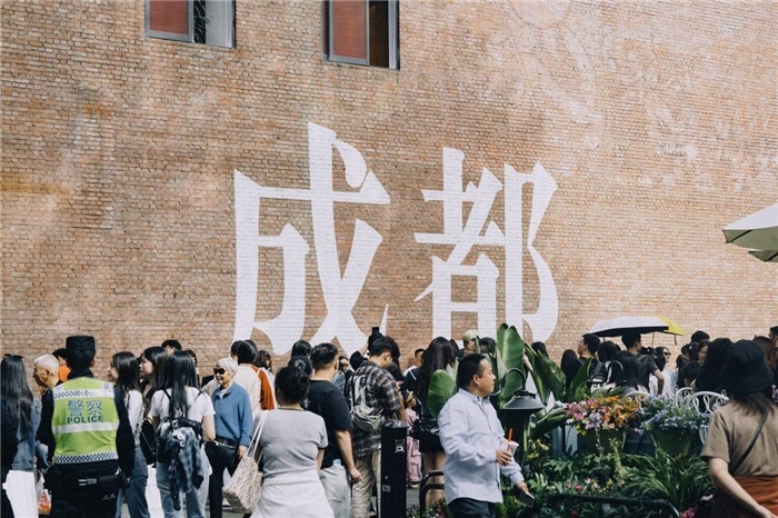 東郊記憶園區(qū)“成都?jí)Α币跃薮蟮摹俺啥肌弊謽雍酮?dú)特的藝術(shù)設(shè)計(jì)成為園區(qū)的網(wǎng)紅打卡地，吸引了眾多游客和市民前來(lái)參觀。資料圖片