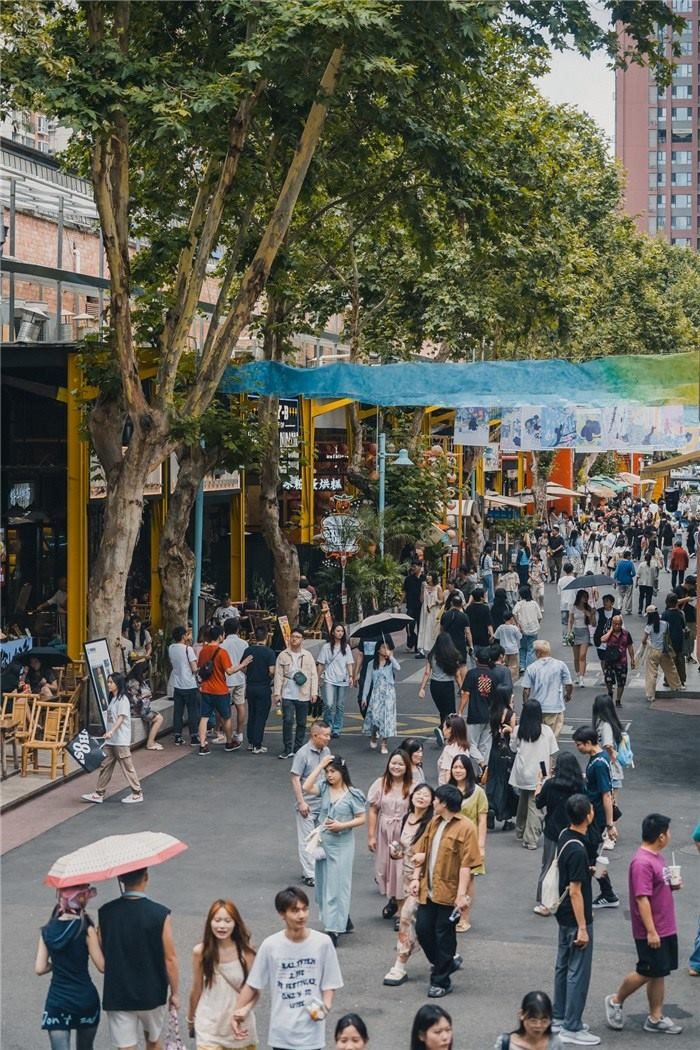 北街美食區(qū)是東郊記憶園區(qū)集美食、文化與休閑于一體的特色區(qū)域，為游客和當(dāng)?shù)鼐用裉峁┝素S富多樣的餐飲選擇。資料圖片