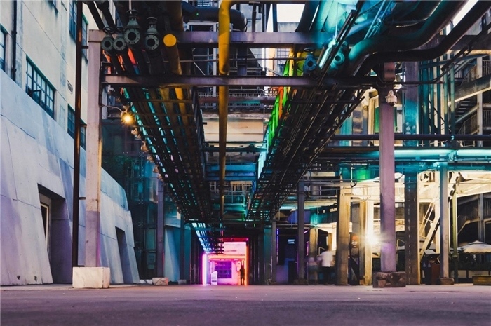 東郊記憶園區(qū)工業(yè)橫街完整地保留了園區(qū)的工業(yè)元素，如工業(yè)煙囪、動(dòng)力管廊架和水塔等，形成了園區(qū)獨(dú)特的工業(yè)風(fēng)景線。資料圖片