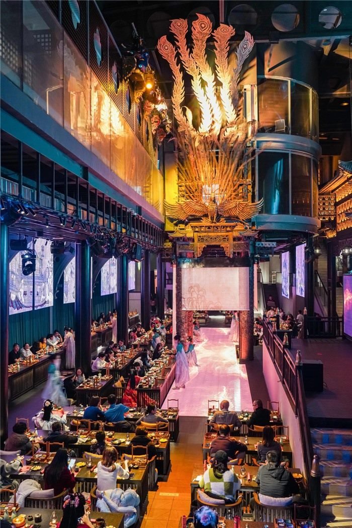 東郊記憶園區(qū)內(nèi)以蜀地文化為創(chuàng)作背景，溯源中國(guó)傳統(tǒng)宴飲儀禮打造的全景沉浸式漢文化主題餐秀。成都傳媒集團(tuán)供圖