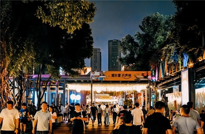 夜幕下的東郊記憶園區(qū)人流如織，熱度不減。資料圖片