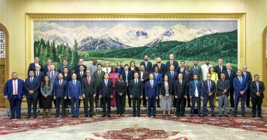  8月30日，國家副主席韓正在北京集體會見出席2024年國際議員友好交流論壇的各國代表。新華社記者 丁林 攝