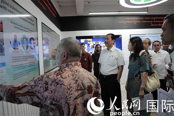 印尼對華合作牽頭人、統(tǒng)籌部長盧胡特（中）參觀中國—印尼新能源材料與冶金工程技術(shù)聯(lián)合研究實驗室。人民網(wǎng)記者曹師韻攝