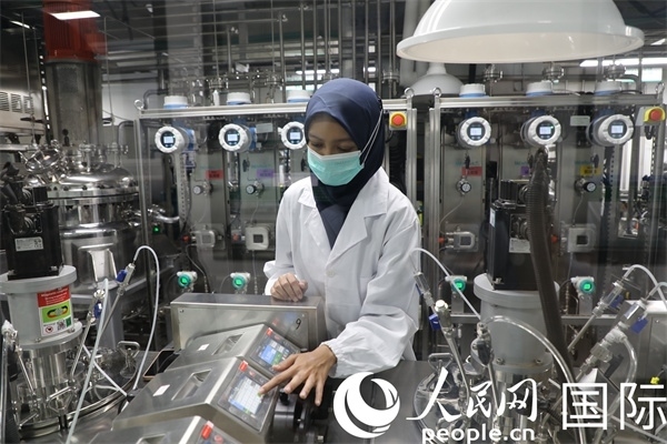 中國—印尼新能源材料與冶金工程技術(shù)聯(lián)合研究實驗室內(nèi)，研究人員正在工作。人民網(wǎng)記者曹師韻攝