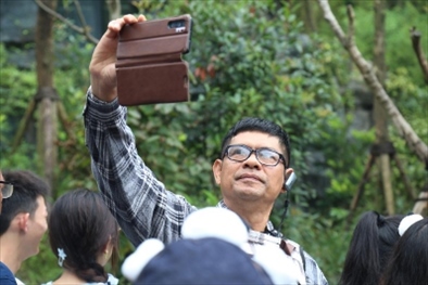 媒體考察團成員在熊貓谷拍照“打卡”。（李佩藺 攝）