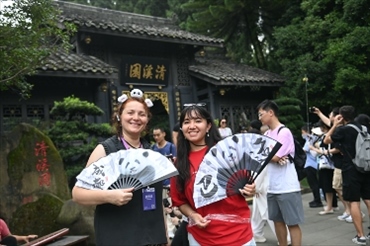 媒體考察團(tuán)成員在都江堰清溪園合影留念。（陳斌 攝）