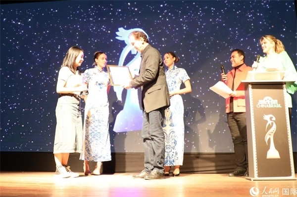 為期4天的第三屆中國－巴西電影展期間，來自中巴兩國的14部參展影片受到巴西電影愛好者和社會各界人士好評，并分別榮獲本次電影展組委會頒發(fā)的“藍鸚鵡”獎。7部最近兩年制作中國影片參展，其中由《環(huán)球時報》文娛新媒體平臺“環(huán)球時報—娛評”推薦參展的影片《長安三萬里》曾獲得第36屆中國電影金雞獎最佳美術片獎。圖為當?shù)貢r間8月26日晚舉行的電影展開幕式暨“藍鸚鵡”獎頒獎典禮現(xiàn)場。 人民網(wǎng)記者 陳一鳴攝