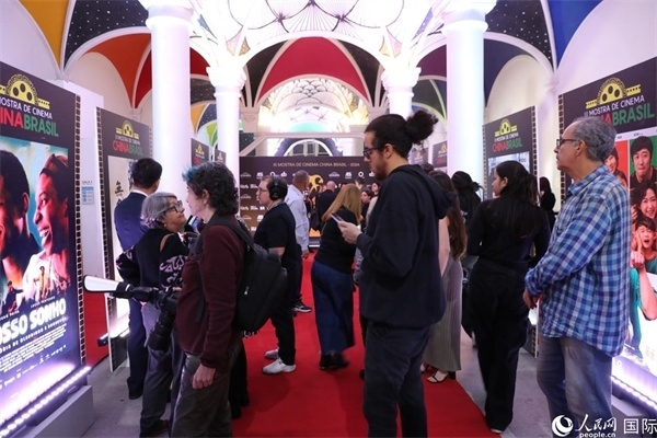 為期4天的第三屆中國－巴西電影展期間，來自中巴兩國的14部參展影片受到巴西電影愛好者和社會各界人士好評，圖為當?shù)赜^眾在影展舉辦地巴西里約熱內(nèi)盧勞拉—阿爾維姆文化之家的迎賓廳欣賞參展電影海報。 人民網(wǎng)記者 陳一鳴攝