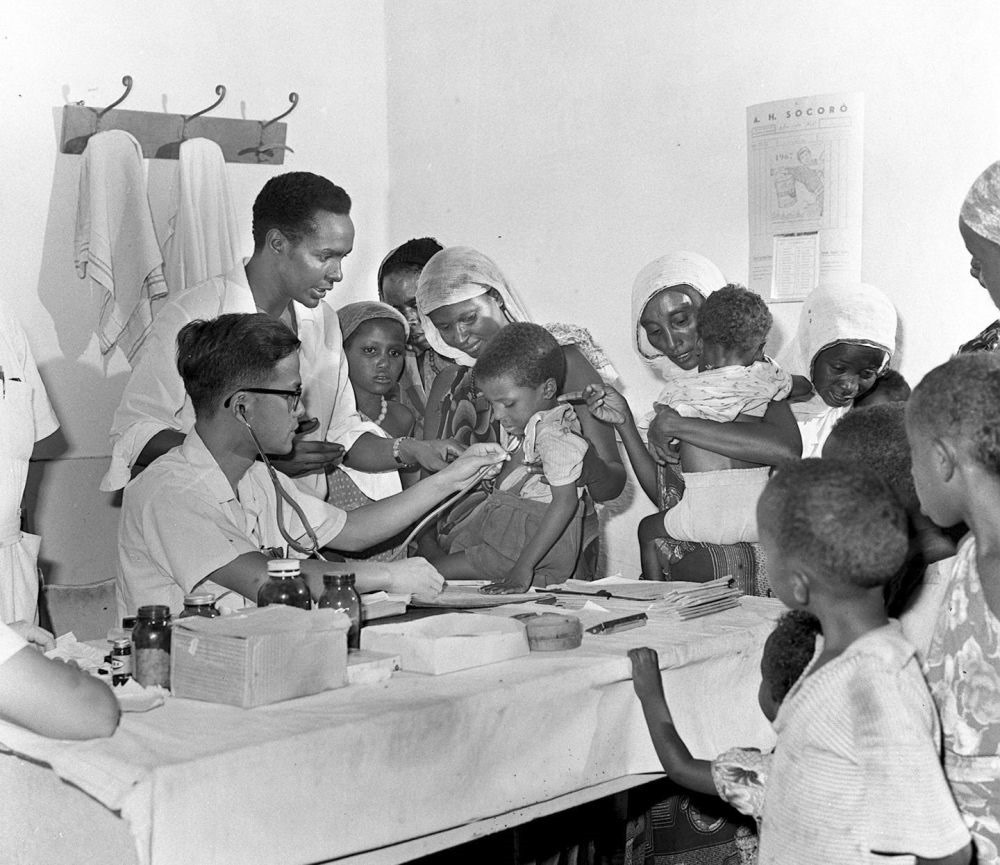 1968年4月，中國醫(yī)療隊醫(yī)生在索馬里阿弗戈依鎮(zhèn)巡回醫(yī)療時為當?shù)貎和尾　? width=