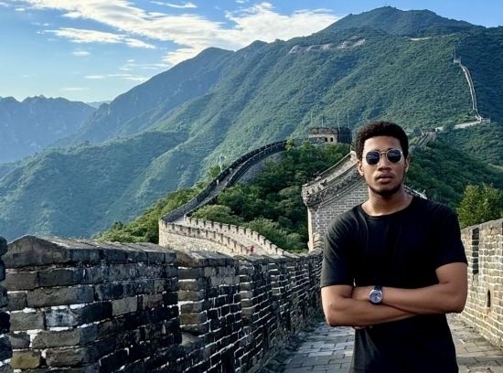 8月28日，尼日利亞青年阿米爾·阿希姆在慕田峪長城留影。新華社發(fā)（清華大學(xué)供圖）