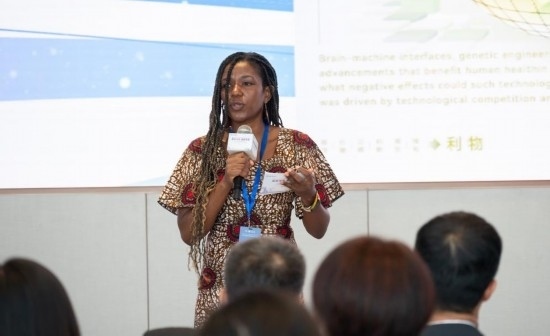 8月29日，在第二屆清華國際青年對話論壇活動上，來自烏干達的媒體人詹尼弗·阿西姆韋分享中國之旅的感悟。新華社發(fā)（畢尚宏攝）