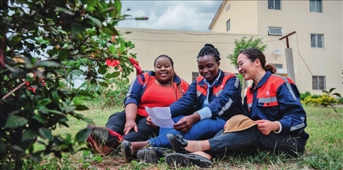 在肯尼亞內(nèi)羅畢，非洲之星鐵路運營公司工電部電子設(shè)備檢修工區(qū)工長陳玲（右）在休息時教學(xué)員唱中文歌曲（2023 年 5 月 23 日攝） 王冠森攝 / 本刊