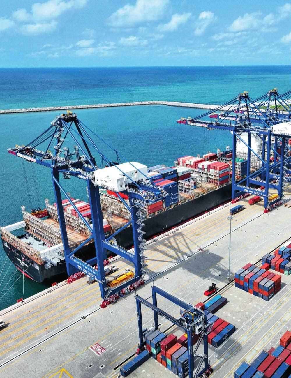 由中國港灣工程有限責(zé)任公司承建的尼日利亞萊基深水港位于中尼合作建設(shè)的拉各斯萊基自貿(mào)區(qū)內(nèi)，是尼日利亞首個現(xiàn)代化深水港和最大港口。圖為一艘貨輪在尼日利亞拉各斯萊基深水港裝卸集裝箱（2024 年 3 月 11 日攝）萊基港公司供圖