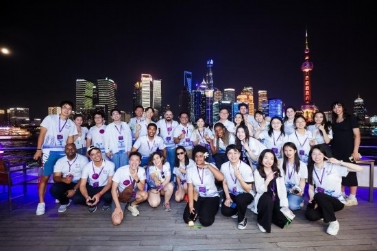 8月21日，中外青年在上海參觀時合影留念。新華社發(fā)（清華大學(xué)供圖）