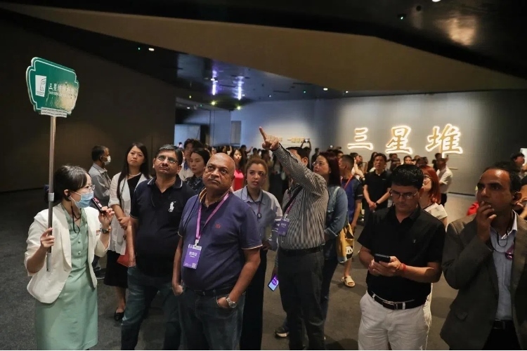 8月31日，亞洲媒體考察團(tuán)參訪三星堆博物館。《中國(guó)經(jīng)濟(jì)周刊》記者肖翊攝