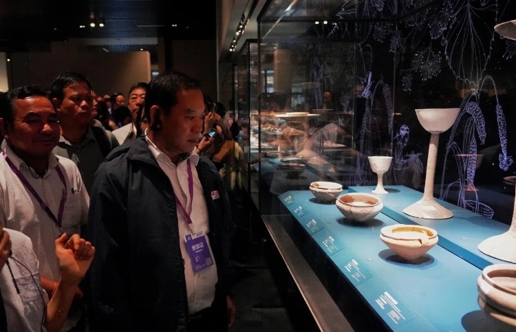 8月31日，亞洲媒體考察團(tuán)參訪三星堆博物館。左一為老撾博利坎賽省新聞文化旅游廳廳長(zhǎng)頌通·威本康?！度嗣袢?qǐng)?bào)海外版》記者喬宇攝