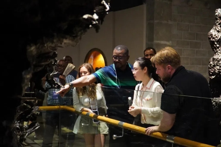 2024“一帶一路”媒體合作論壇聯(lián)合采訪調(diào)研行成員在樂山烏木文化博覽苑調(diào)研采訪。人民網(wǎng)記者 趙祖樂攝