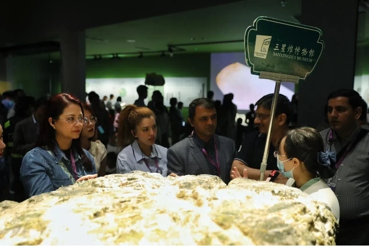 8月31日，亞洲媒體考察團(tuán)參訪三星堆博物館。左一為馬來(lái)西亞《星報(bào)》首席商務(wù)官莉迪婭·王?！吨袊?guó)經(jīng)濟(jì)周刊》記者肖翊攝