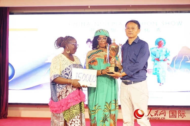 中國駐尼日利亞使館文化參贊兼中國文化中心主任李旭大（右）為最佳表現(xiàn)獎頒獎（中）。人民網(wǎng)記者 姜宣攝