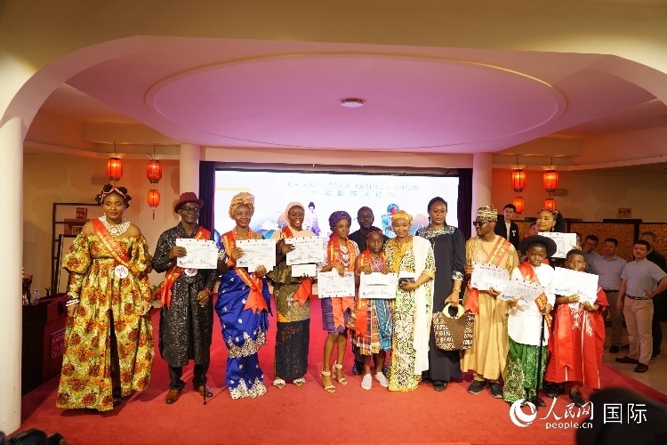 中尼服飾文化秀尼日利亞十佳模特獎。人民網(wǎng)記者 姜宣攝