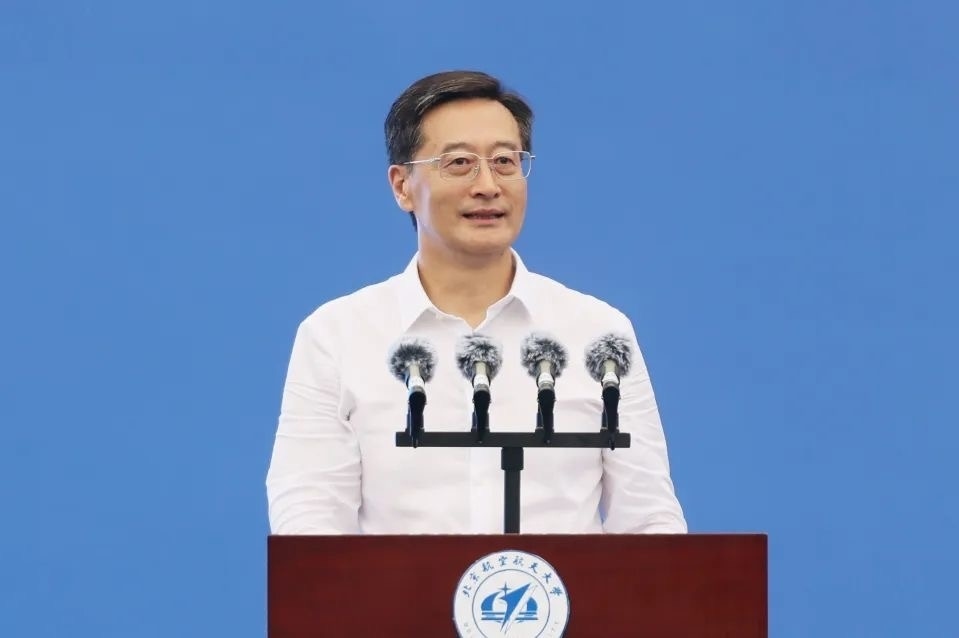 中國(guó)工程院院士、北京航空航天大學(xué)校長(zhǎng)王云鵬在2024級(jí)新生開(kāi)學(xué)典禮上講話。校方供圖