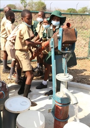 △2021年11月，在津巴布韋南馬塔貝萊蘭省省會(huì)關(guān)達(dá)的塞農(nóng)多小學(xué)，學(xué)生從中國援建水井里打水。