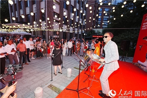 來自特多的藝術家在慶祝儀式上表演特多鋼鼓。人民網記者 趙益普攝